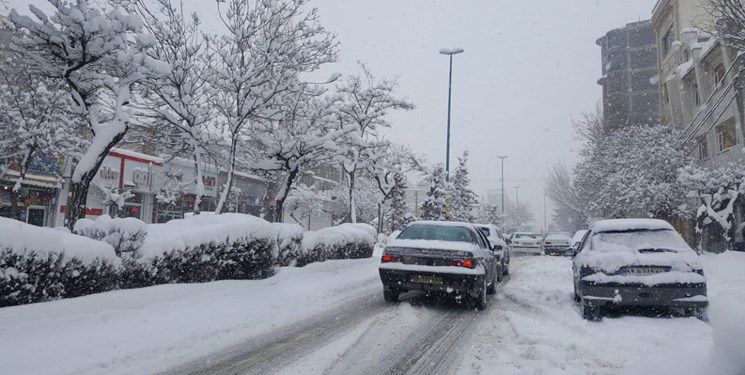 قطع راه ارتباطی ۸۲۷ روستای لرستان به دلیل بارش برف / ۲۰۰ روستای الیگودرز برق ندارند