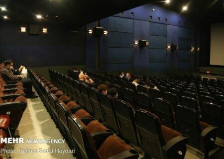 کرونا بار دیگر ظرفیت اکران در سالن‌های سینمایی را «نصف» کرد