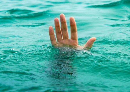 تفحص پیکر جوان ۱۸ ساله غرق شده در رودخانه کاکارضا توسط غواصان سازمان آتش نشانی خرم آباد