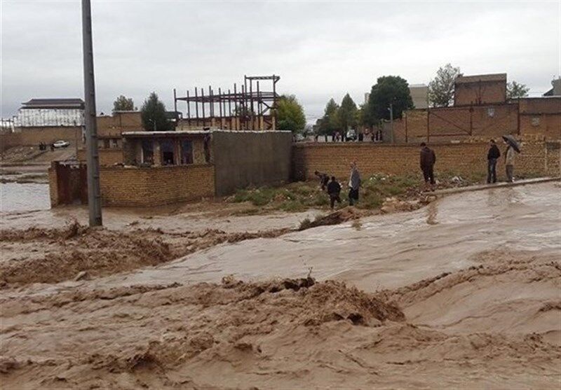 جاده دسترسی به بقعه امامزاده احمد پلدختر بر اثر بارندگی مسدود شد