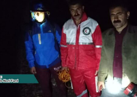 نجات جان جوان ۲۸ ساله گرفتار شده در ارتفاعات دره شیرز کوهدشت توسط تیم کوهستان محلی
