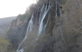 گزارش تصویری  بازدید مسافران نوروزی ازجاذبه های طبیعی وناب گردشگری لرستان در نوروز۱۴۰۲