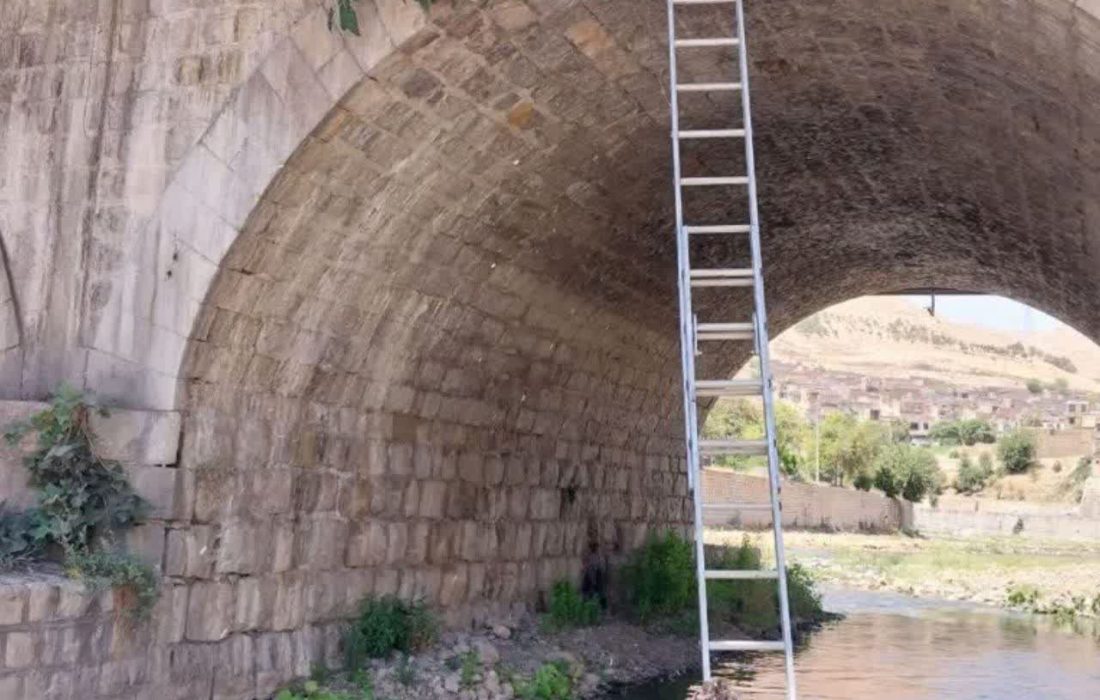 پاکسازی بدنه پل حاجی خرم‌‌آباد در راستای رفع موانع ثبت جهانی