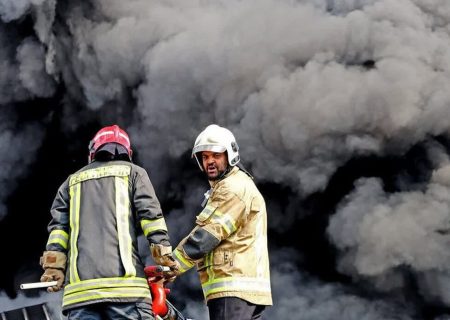 آتش سوزی کارخانه مواد شیمایی؛ عامل انتشار بوی نامطبوع در خرم‌آباد
